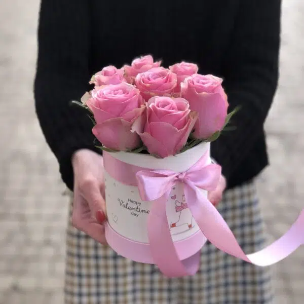 Małe pudełko z różowymi różami