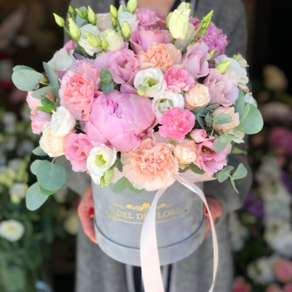 Średnie welurowe pudełko z kompozycją kwiatową w pastelowej kolorystyce