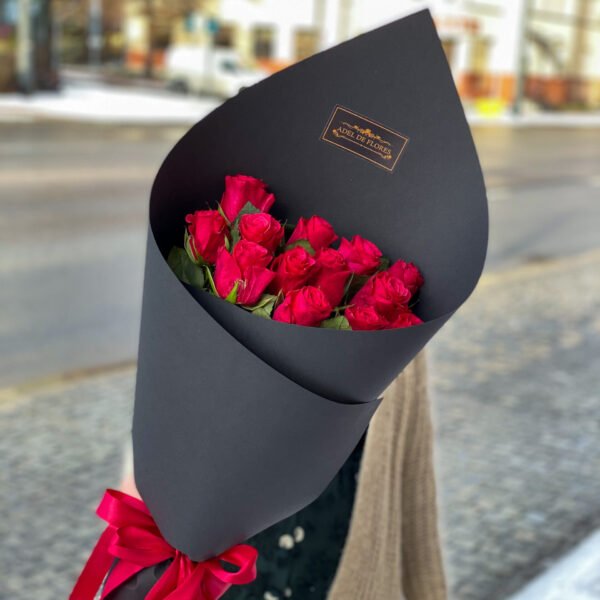 Bukiet z róż w czarnym rożku