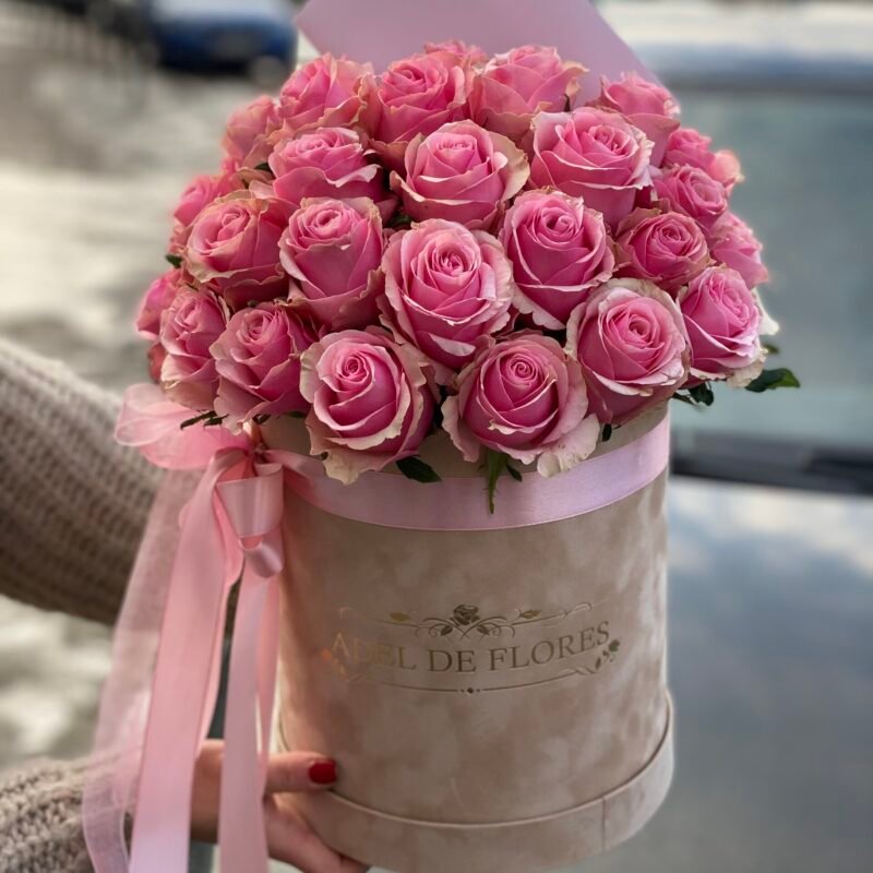 Duże welurowe pudełko z różowymi różami