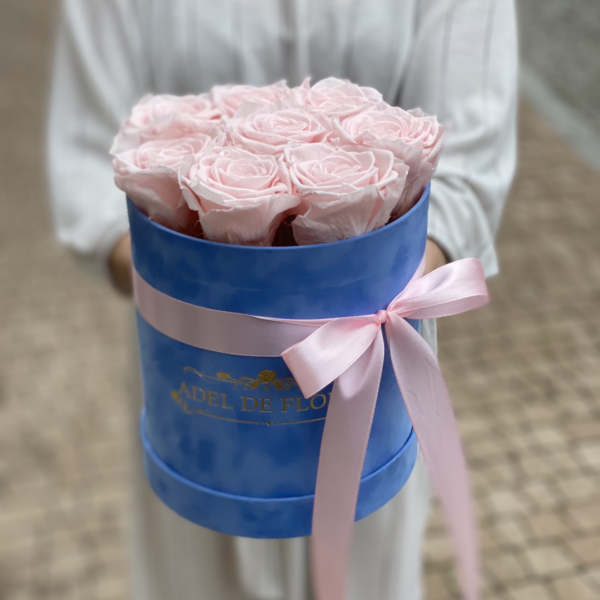 Średnie welurowe pudełko z różowymi wiecznymi różami
