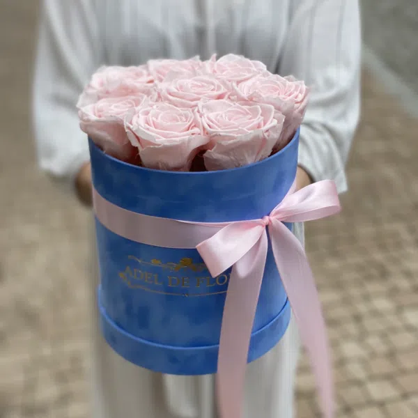 Średnie welurowe pudełko z różowymi wiecznymi różami