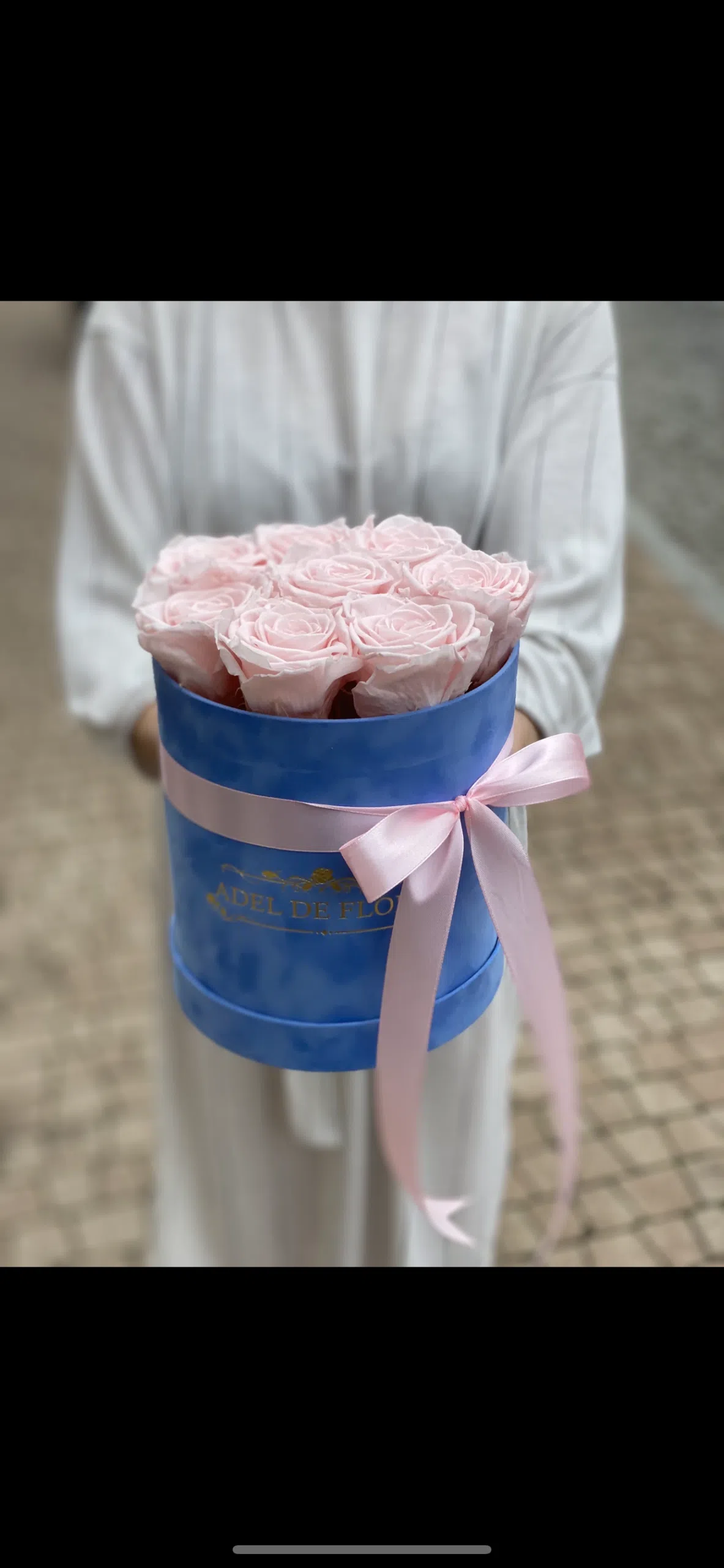 Średnie welurowe pudełko z różowymi wiecznymi różami