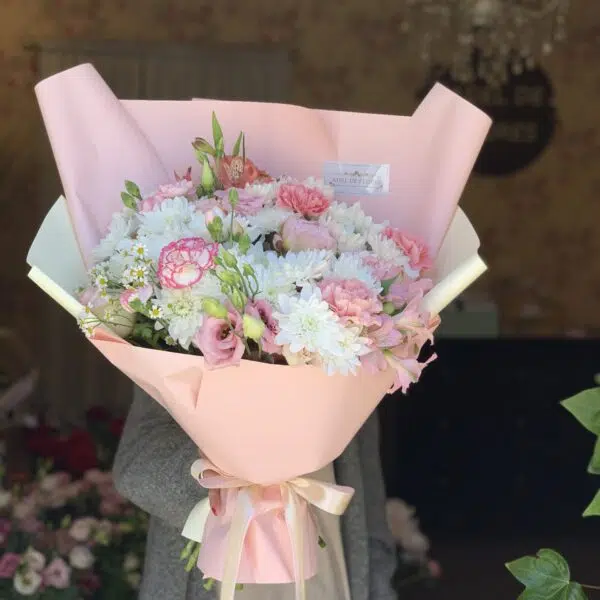 Bukiet w pastelowej kolorystyce z mieszanych kwiatów