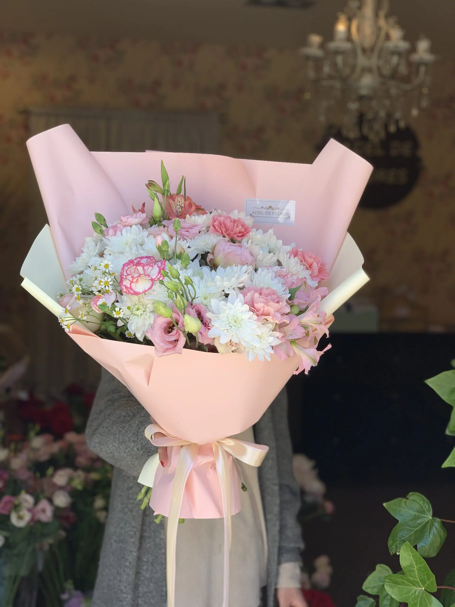 Bukiet w pastelowej kolorystyce z mieszanych kwiatów