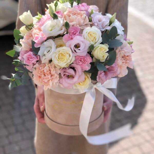 Średnie welurowe pudełko z mixem kwiatów w pastelowej kolorystyce