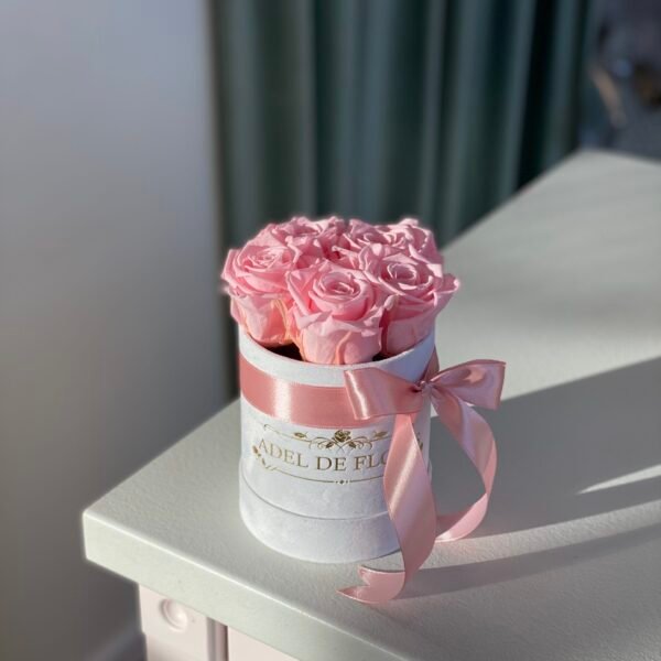 Różowe wieczne róże w białym pudełku