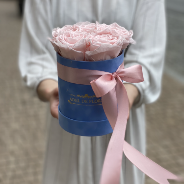 Błękitne pudełko z różowymi wiecznymi różami