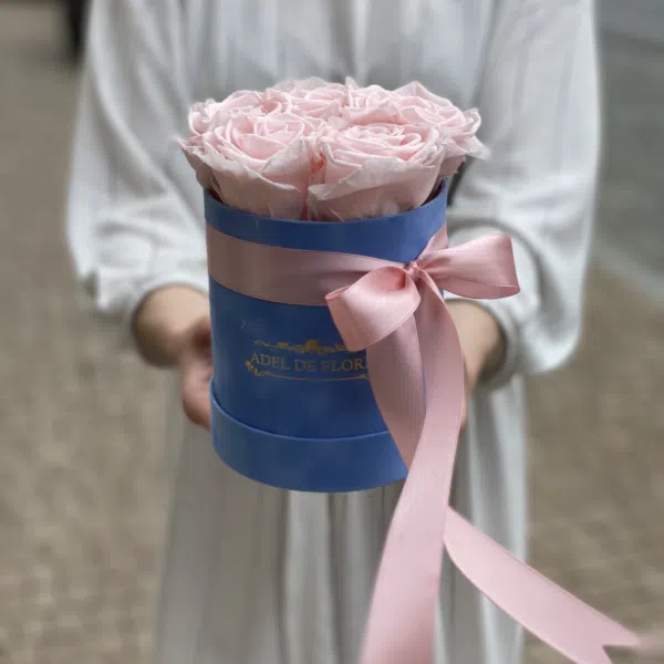 Błękitne pudełko z różowymi wiecznymi różami