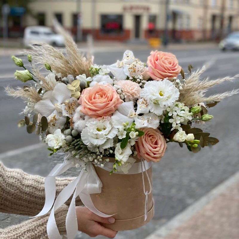 Średnie welurowe pudełko z kompozycją kwiatów w biało-brzoskwiniowej kolorystyce
