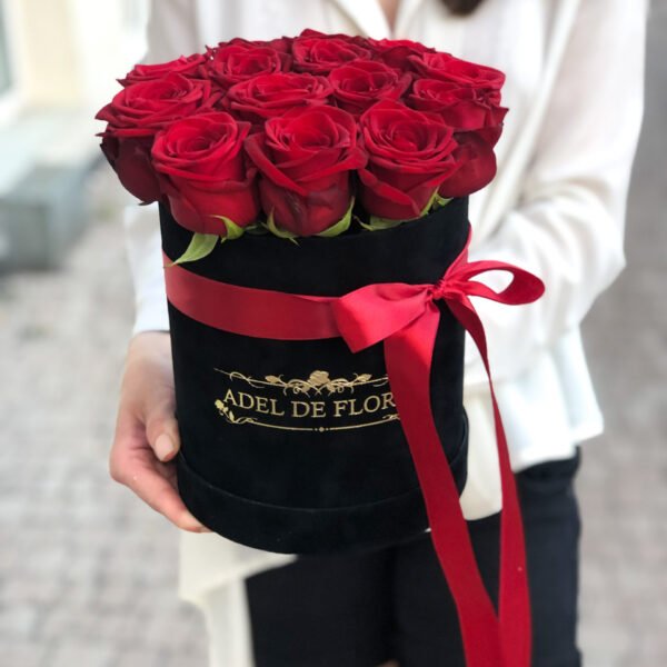 Średnie pudełko z czerwonymi rózami