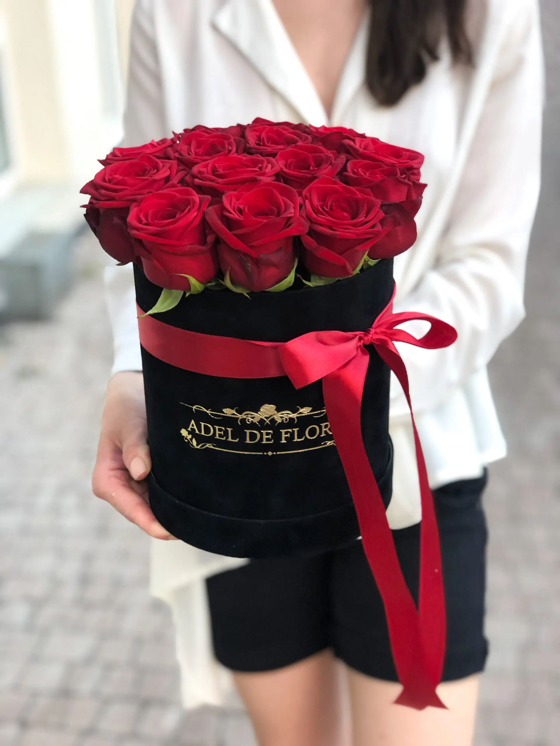 Średnie pudełko z czerwonymi rózami