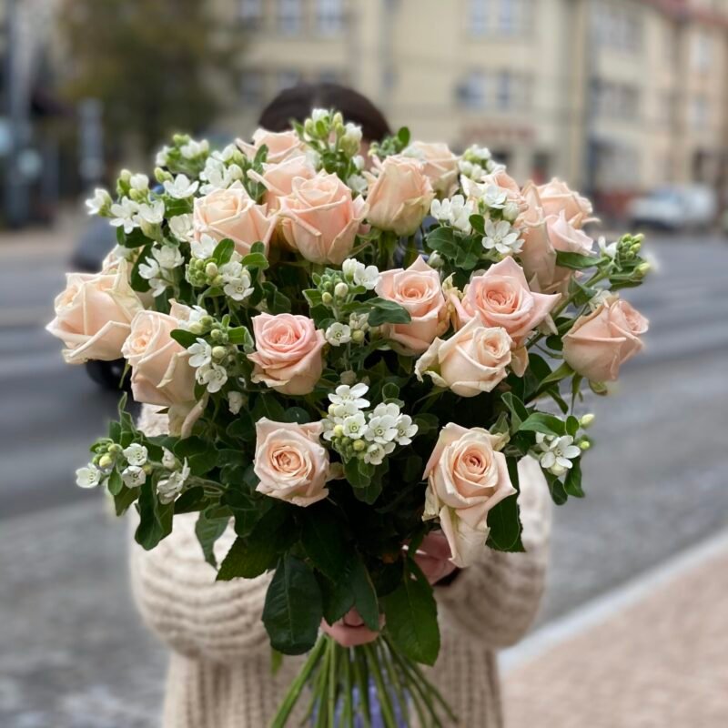 Delikatne róże w połączeniu z gałązkami oxypetalum