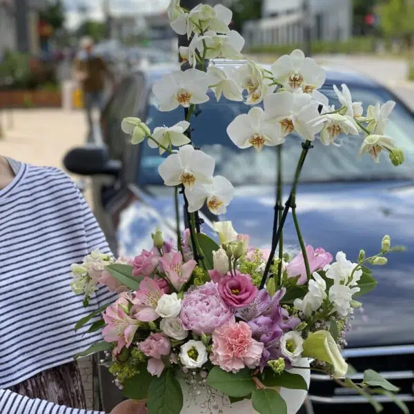 Kompozycje ze storczykiem i ciętymi kwiatami w ceramicznej donicy