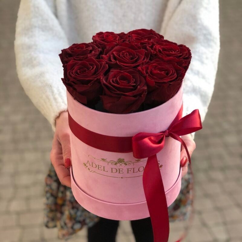 Średnie welurowe pudełko z czerwonymi wiecznymi różami