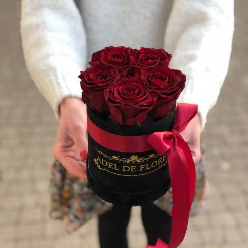Czarne pudełko z czerwonymi wiecznymi rózami
