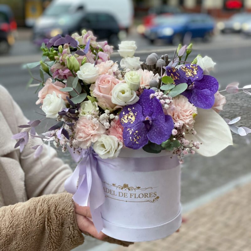 Średnie welurowe pudełko z mixem kwiatów