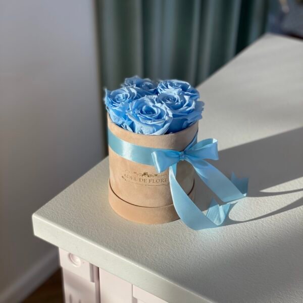 Niebieskie wieczne róże w beżowym pudełku
