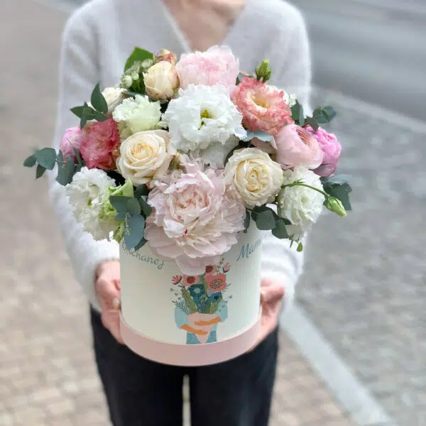 Welurowe pudełko z pastelowym miksem kwiatów