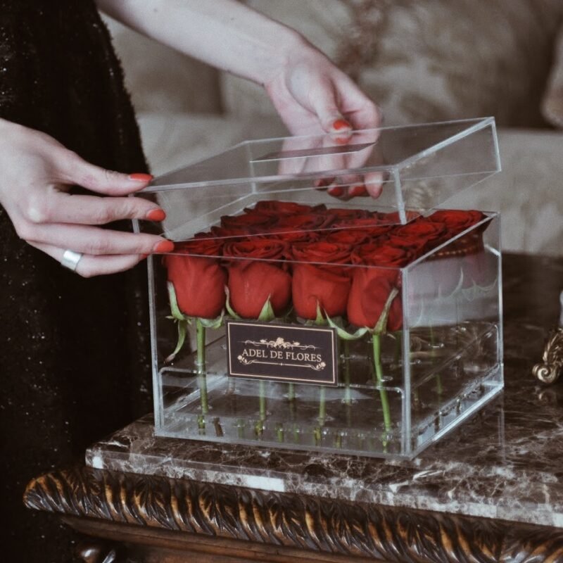 Box pleksi z czerwonymi różami
