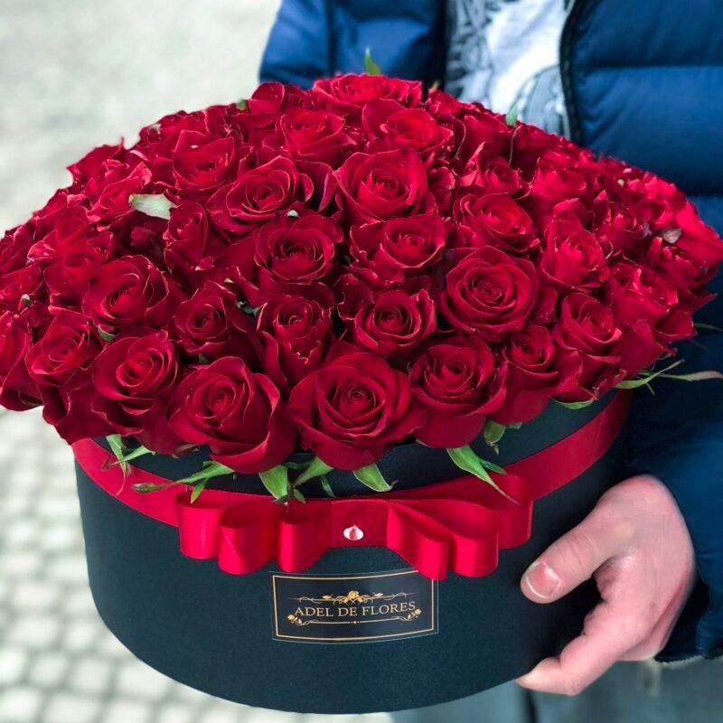 Czarny box XL z czerwonymi różami