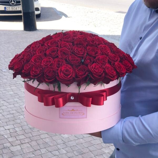 Różowy box XL z czerwonymi różami