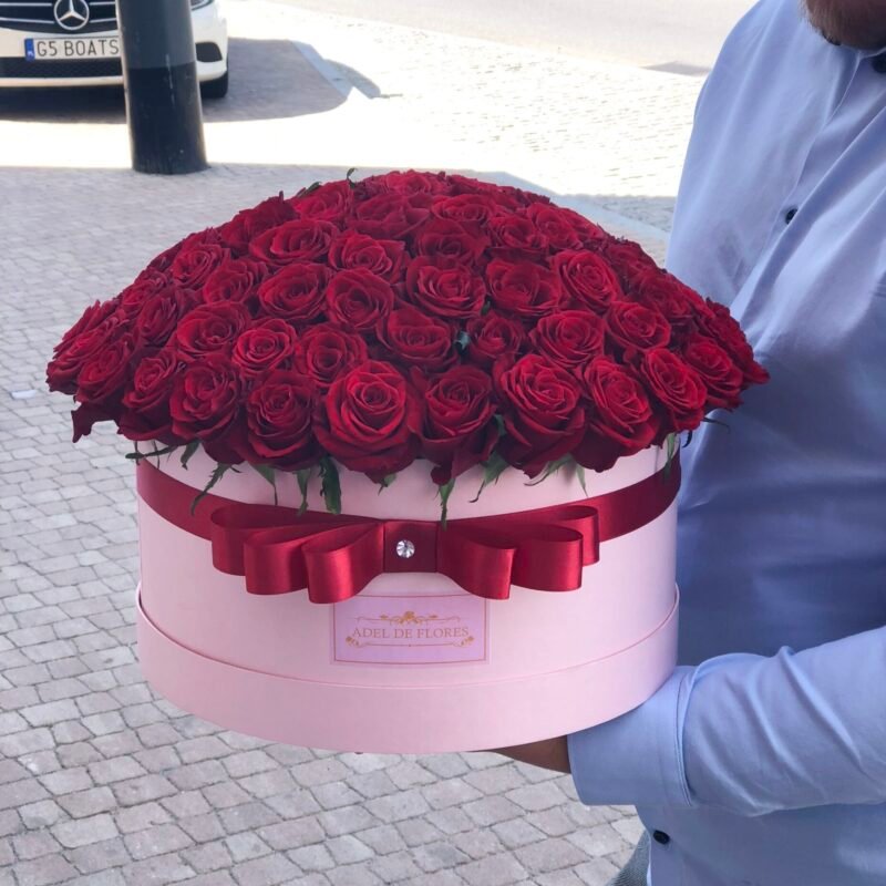 Różowy box XL z czerwonymi różami
