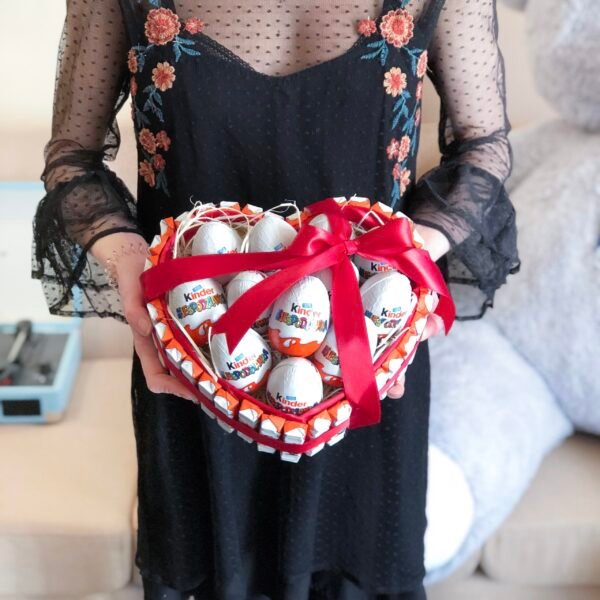 Box w kształcie serduszka z kinderami