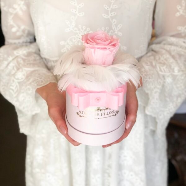 Mały box z wieczną różą i piórkami