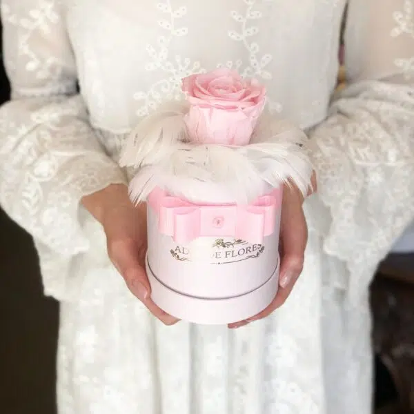 Mały box z wieczną różą i piórkami