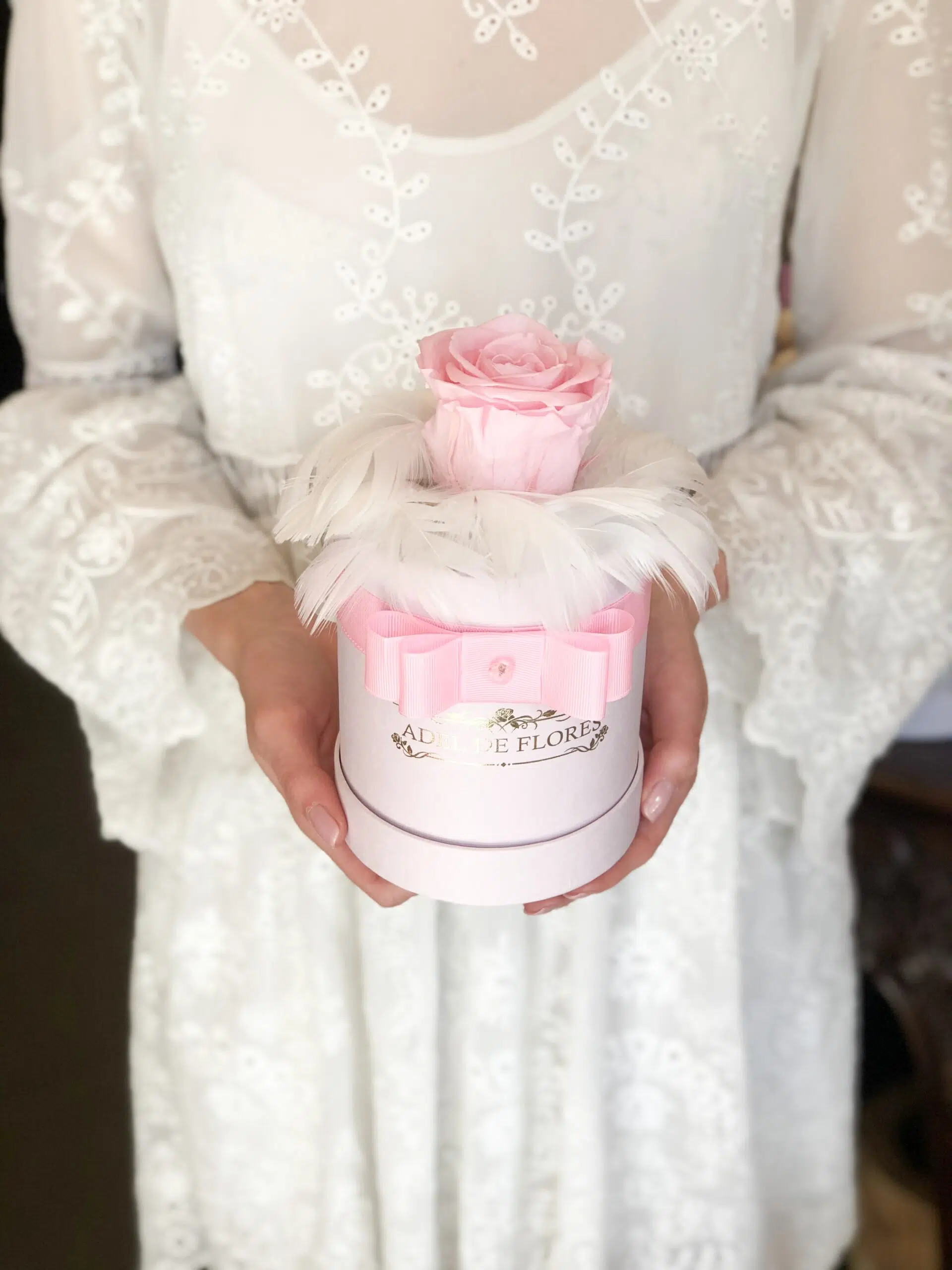 Mały box z wieczną różą i piórkami