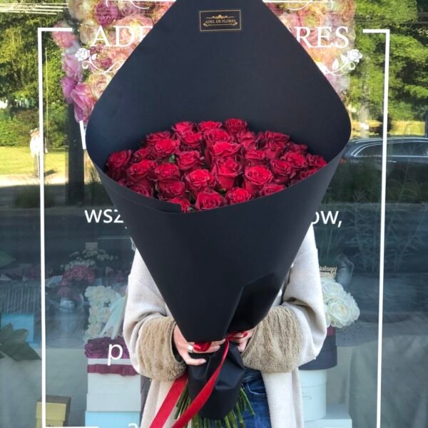 Bukiet z 33 czerwonych róż w czarnym rożku