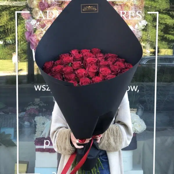 Bukiet z 33 czerwonych róż w czarnym rożku