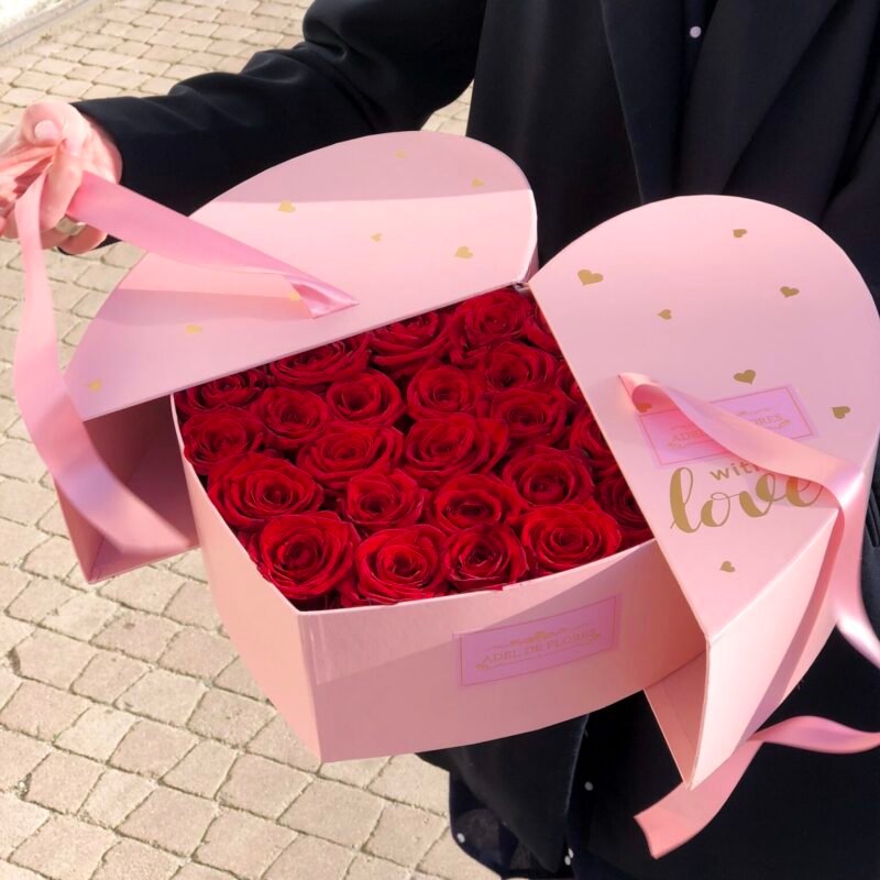 Otwierane pudełko w kształcie serca z czerwonymi różami