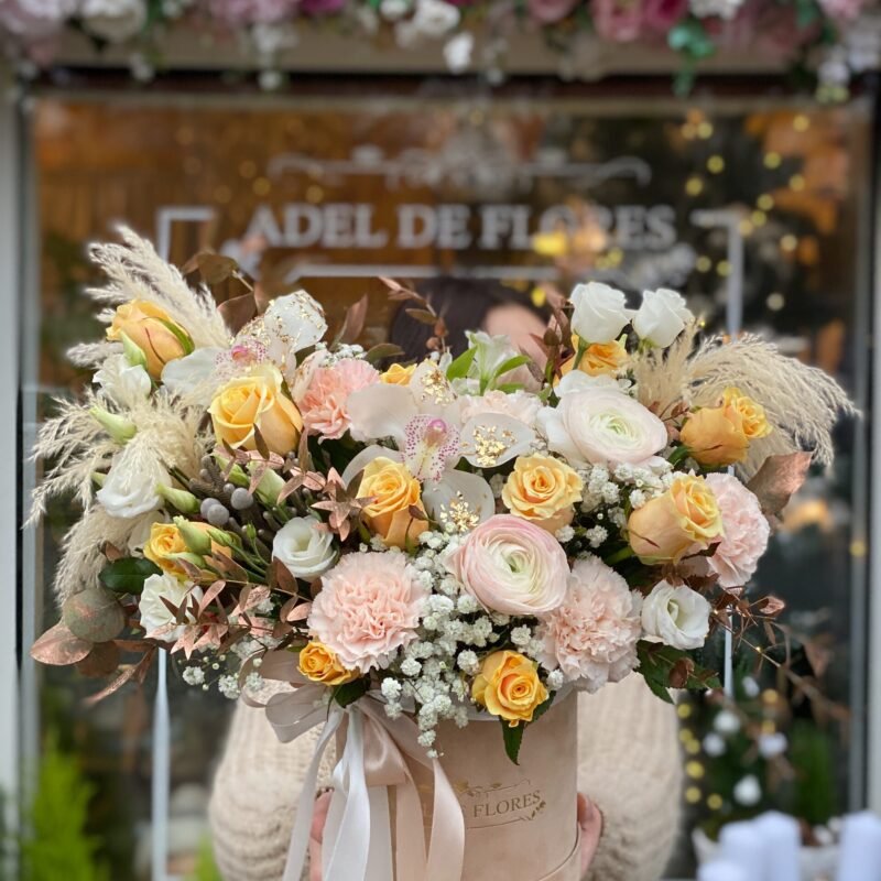 Średnie welurowe pudełko z kompozycją kwiatową w pudrowych odcieniach