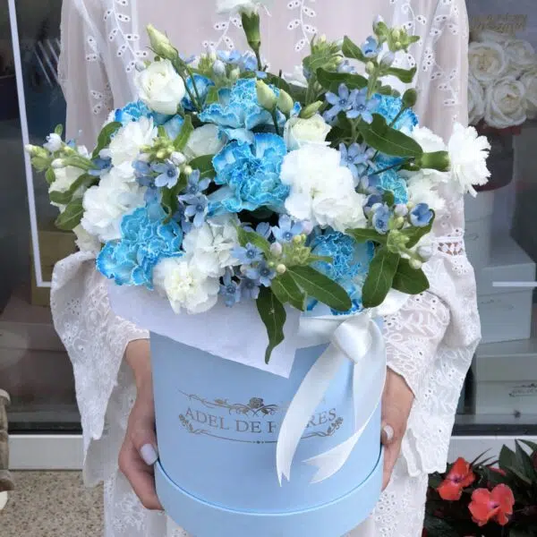 Duże pudełko z kompozycja kwiatowa w niebieskiej kolorystyce