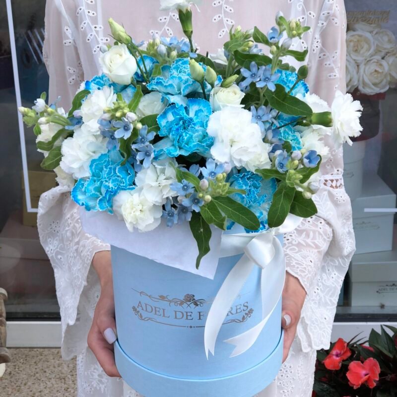 Duże pudełko z kompozycja kwiatowa w niebieskiej kolorystyce