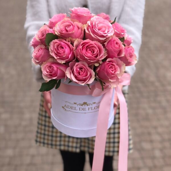 Średnie welurowe pudełko z różowymi rózami