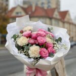 Нежный букет из розочек на веточках, гвоздик и эвкалипта