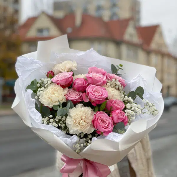 Delikatny bukiet z gałązkowych różyczek, goździków i eukaliptusu