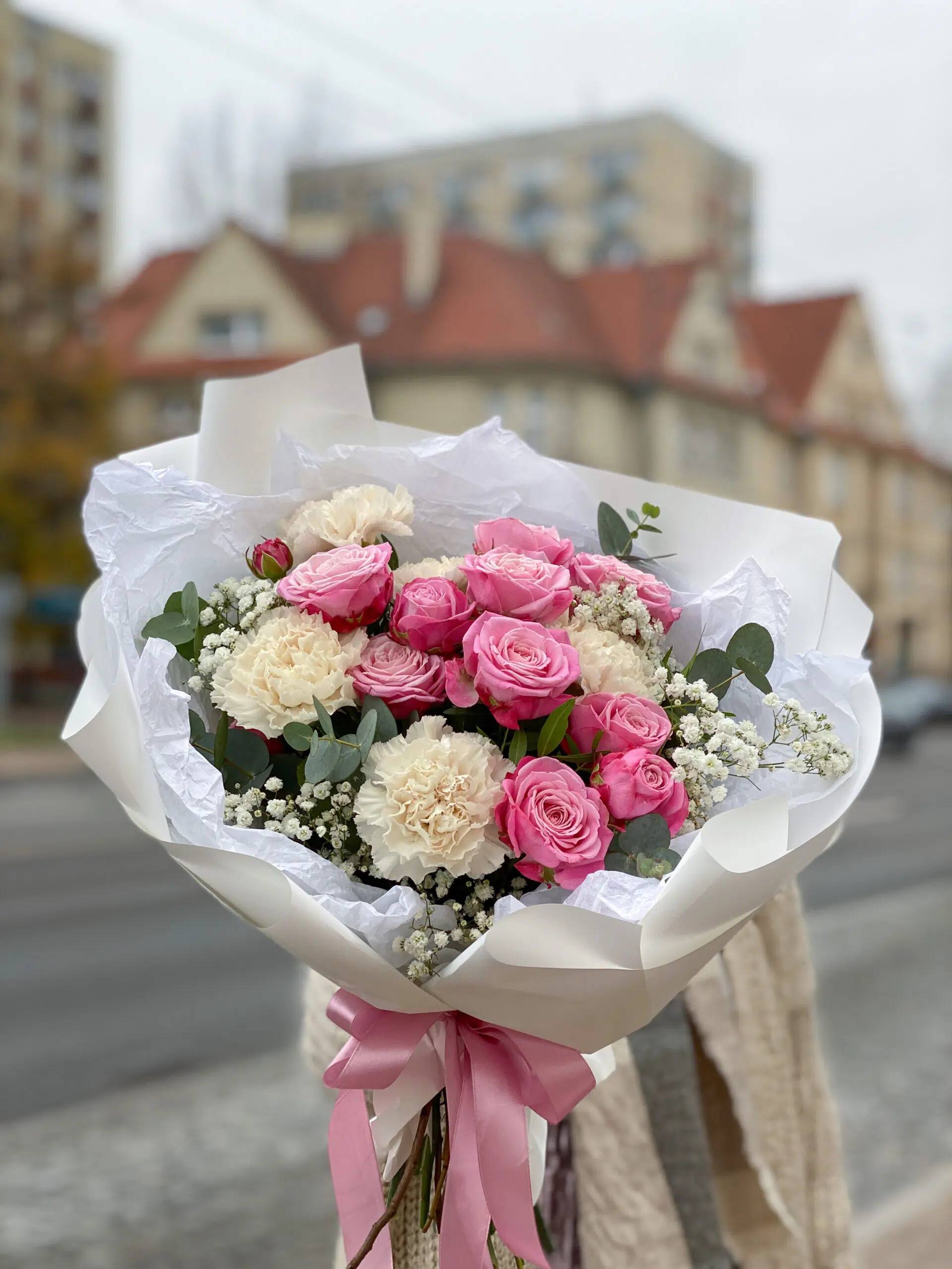 Delikatny bukiet z gałązkowych różyczek, goździków i eukaliptusu