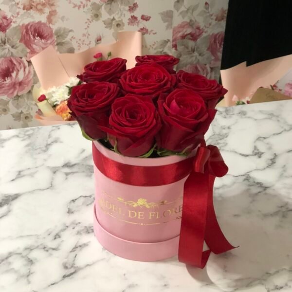 Małe welurowe pudełko z czerwonymi różami
