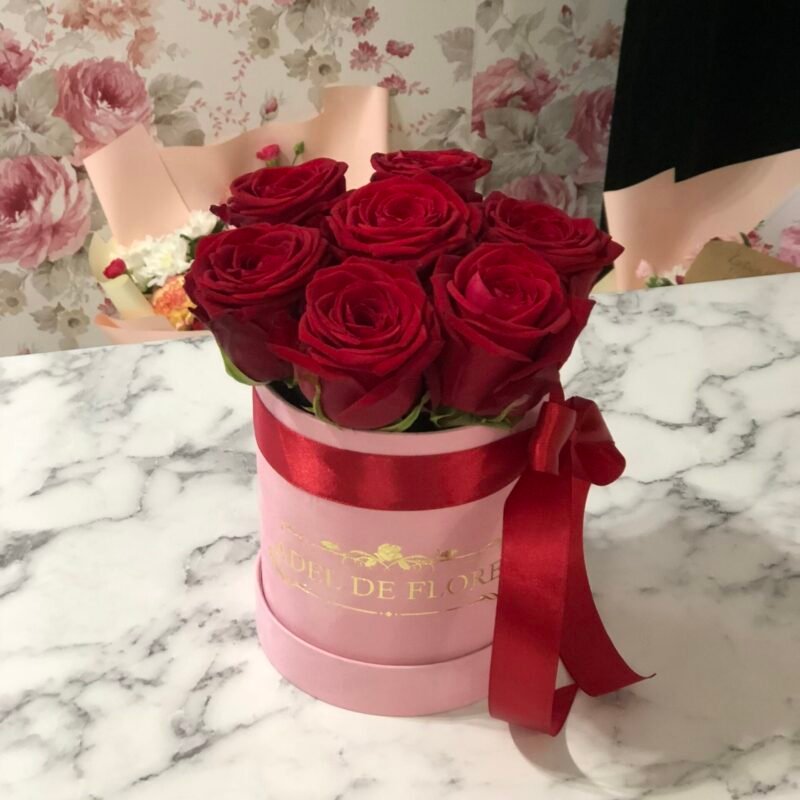 Małe welurowe pudełko z czerwonymi różami