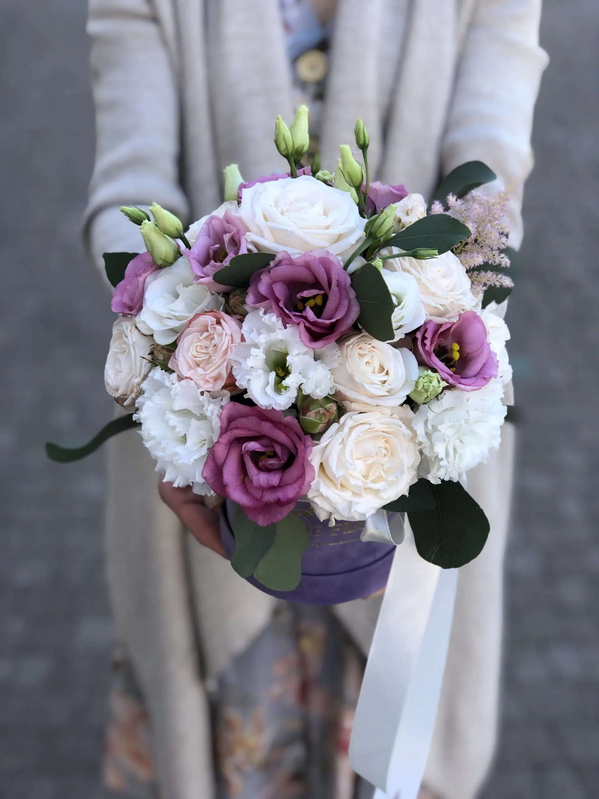 Małe welurowe pudełko w fioletym kolorze z kompozycją kwiatową