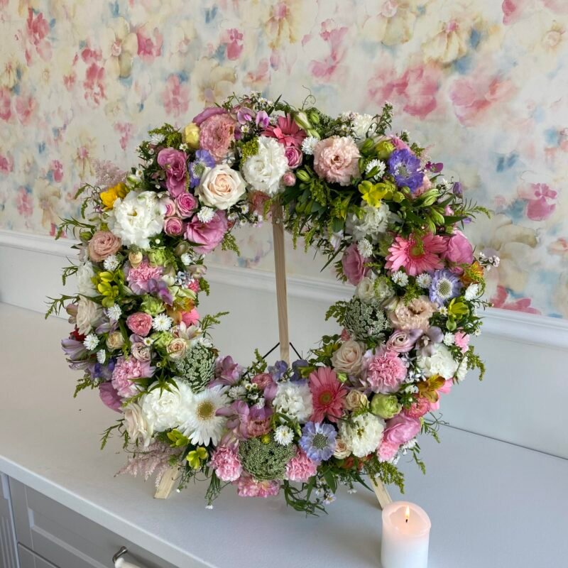 Wieniec pogrzebowy z mieszanych kwiatów