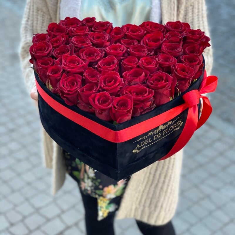 Duże pudełko w kształcie serduszka z czerwonymi różami