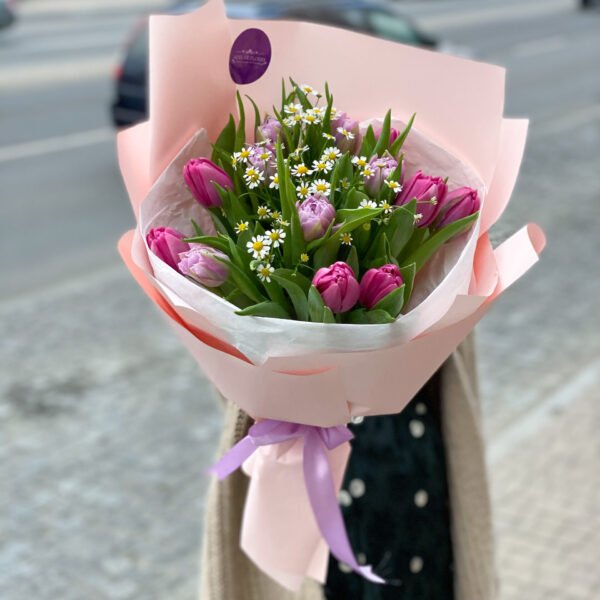 Bukiet z tulipanów i rumianku