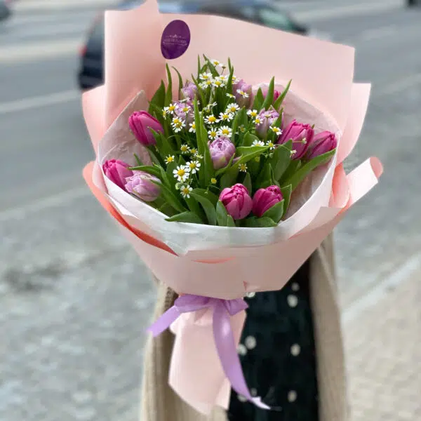 Bukiet z tulipanów i rumianku