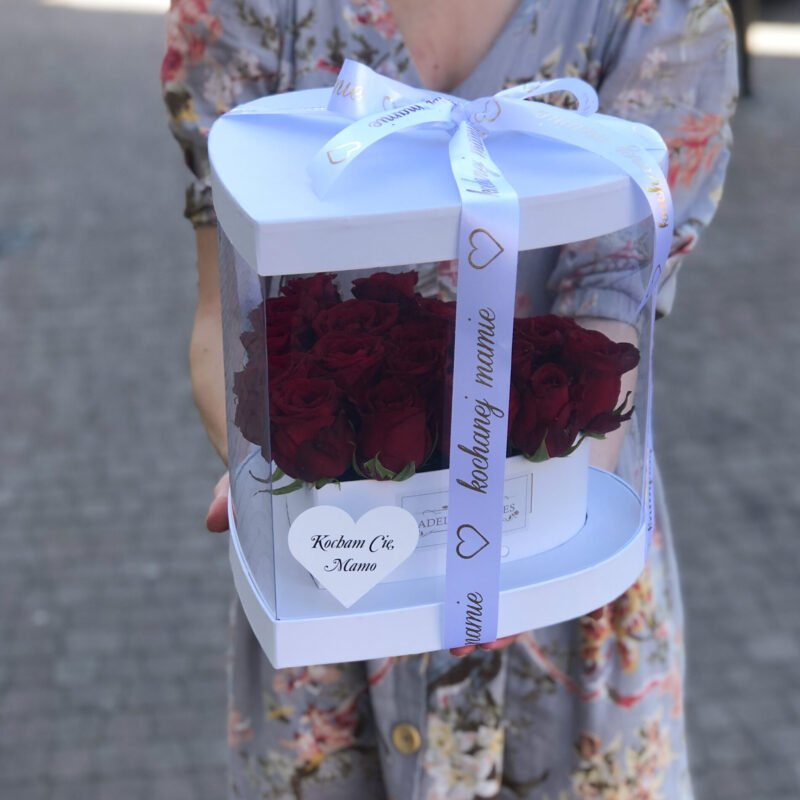 Pudełko w kształcie serduszka z czerwonymi rózami