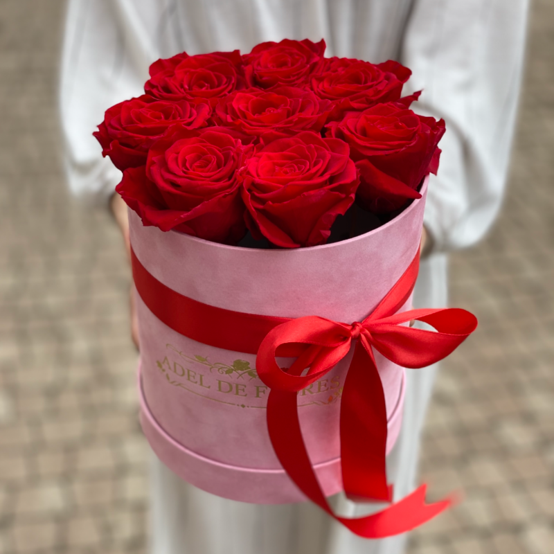 Średnie welurowe pudełko z czerwonymi wiecznymi rózami
